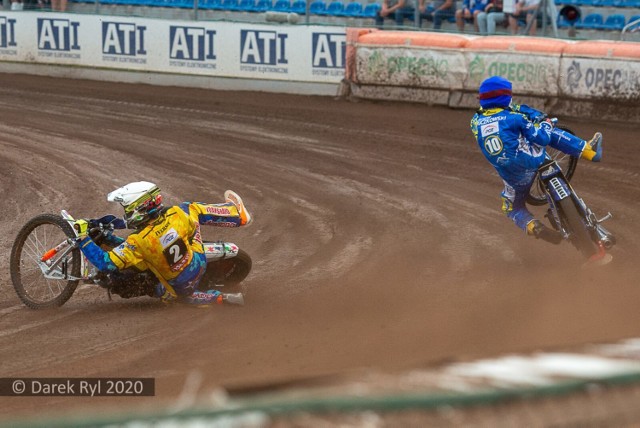 W dziewiątym biegu niedzielnego pojedynku MrGardem GKM Grudziądz – Moje Bermudy Stali Gorzów doszło do kolizji Nielsa-Kristana Iversena z Krzysztofem Buczkowskim. Hak motocykla gorzowskiego Duńczyka wszedł pomiędzy szprychy koła zawodnika gospodarzy. Efekt? Obaj zawodnicy upadli, przy czym Buczkowski siłą rozpędu zatrzymał się na dmuchanej bandzie, a jego motocykl aż poleciał w powietrze. Na szczęście opadł na „dmuchawca”, a nie przedostał się na trybuny. Jak wyglądał upadek, zobaczcie na ujęciach Darka Ryla, który zrobił je dla Speedway Ekstraligi.