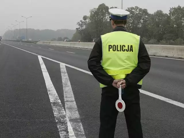 Obecnie szczycieńscy funkcjonariusze wyjaśniają okoliczności całej sytuacji. Mężczyźnie zatrzymano prawo jazdy. Za kierowanie pojazdem mechanicznym w stanie nietrzeźwości grozi mu kara nawet do 2 lat pozbawienia wolności.