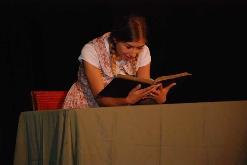 W Głuszycy Teatr Młodego Widza zaprezentował sztukę na podstawie książki Lidii Miś „Odwiedzając czarownice"