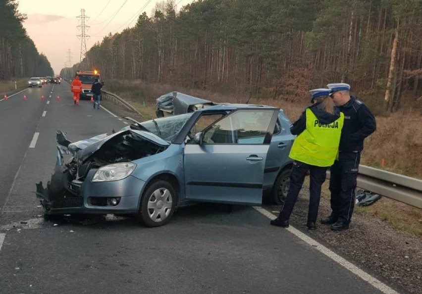 Śmiertelny wypadek na drodze Bełchatów - Kamieńsk. W Gałkowicach Nowych zginęła jedna osoba, są ranni [ZDJĘCIA]