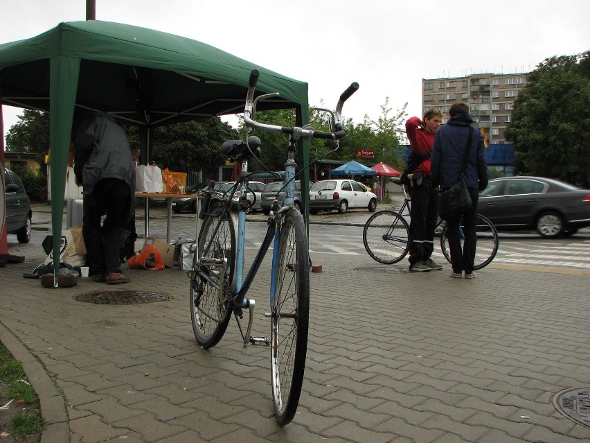 Darmowe śniadania dla rowerzystów rozdawali wolontariusze...