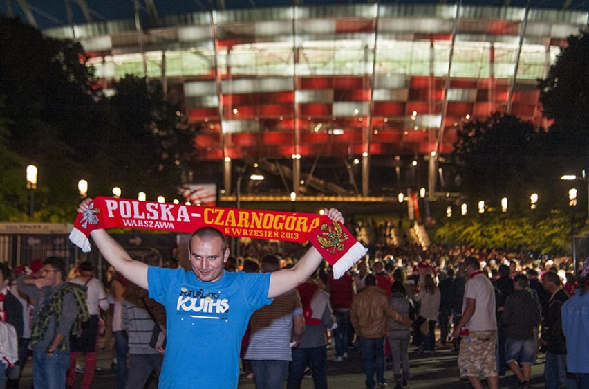 Kibice zmierzający na Stadion Narodowy na mecz z Czarnogórą - 6-09-2013