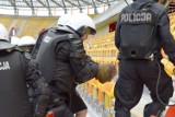 Zobacz, jak pseudokibice starli się z policją na Stadionie Miejskim [ZDJĘCIA]