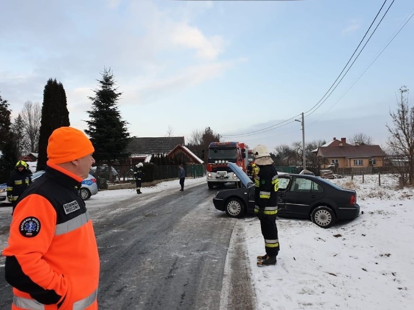 W Kalnikowie w powiecie przemyskim kierujący volkswagenem wpadł w poślizg i zderzył się z busem [ZDJĘCIA]