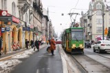 Z przystanków wiedeńskich w Poznaniu spadają auta. Władze miasta szukają rozwiązania