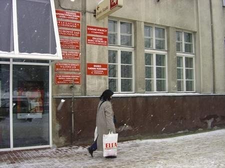 Wejście do Placówki Zamiejscowej Śląskiego Urzędu Wojewódzkiego otoczone jest tablicami rozmaitych instytucji wynajmujących tu pomieszczenia. /  GRAŻYNA FOLARON