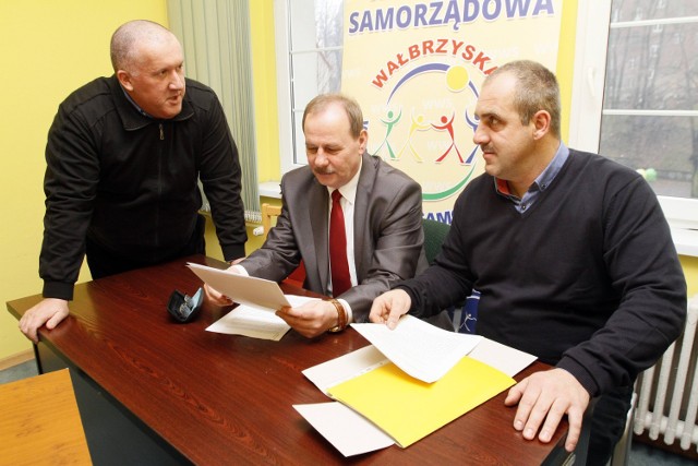 Krzysztof Kwiatkowski (z prawej), radny powiatu wałbrzyskiego z klubu Wałbrzyska Wspólnota Samorządowa, złożył w sądzie pozew cywilny przeciwko staroście wałbrzyskiemu o naruszenie dóbr osobistych. W środku Ryszard Nowak, radny miejski Wałbrzycha z klubu WWS i z lewej Longin Rosiak, radny powiatu wałbrzyskiego z klubu WWS