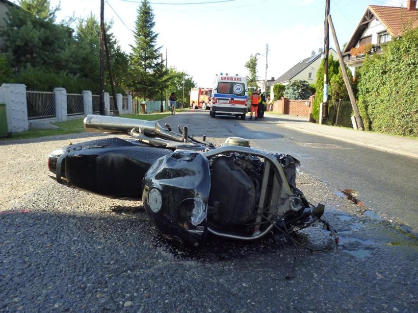 Wypadek motocyklisty w Pilchowicach [ZDJĘCIA]. 31-latek uderzył w płot, jest w ciężkim stanie
