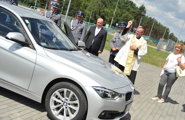 Od środy, 25 lipca, nowosolska drogówka ma nowy, nieoznakowany radiowóz bmw. To najszybszy pojazd w policyjny garażu.

– Najnowsze bmw będzie służyło poprawie bezpieczeństwa na drogach, zwłaszcza na trasie S3, gdzie przez cały rok odbywa się wzmożony ruch samochodów – mówi st. sierż. Justyna Sęczkowska, rzeczniczka nowosolskiej policji.

To na dziś najszybszy policyjny wóz nowosolskiej policji. Pod maską ma silnik o mocy ponad 250 koni mechanicznych. Na pokładzie jest zamontowany wideorejestrator.

Bmw zostało kupione w ramach projektu Komendy Głównej Policji „Bezpieczeństwo na drogach – nowoczesny sprzęt dla Policji Polskiej”. Zostało przekazane w środę, 25 lipca podczas obchodów święta policji.

Zobacz wideo: LUBUSKA POLICJA MA NOWEGO KOMENDANTA


