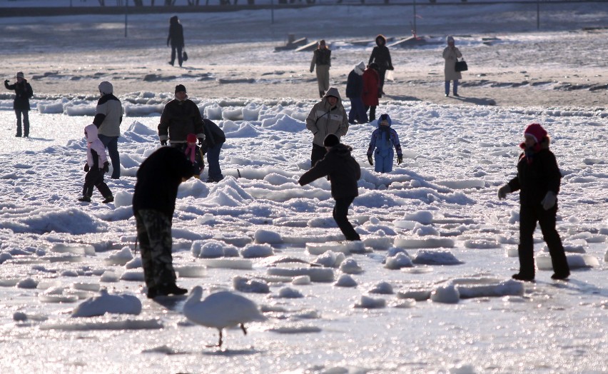 Gdynia: Flesz z przeszłości. 24.01.2010. Siarczysty mróz i zamarznięte morze w Śródmieściu!