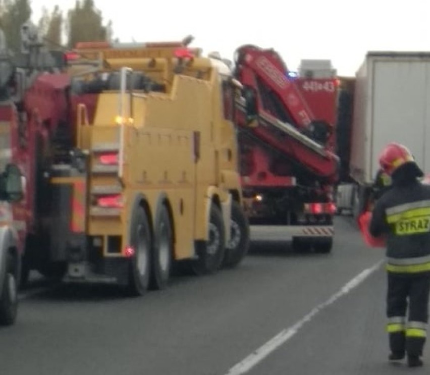 Wypadek na S1 w Dąbrowie Górniczej. Zderzyły się dwa TIR-y i zablokowały dwa pasy [ZDJĘCIA]