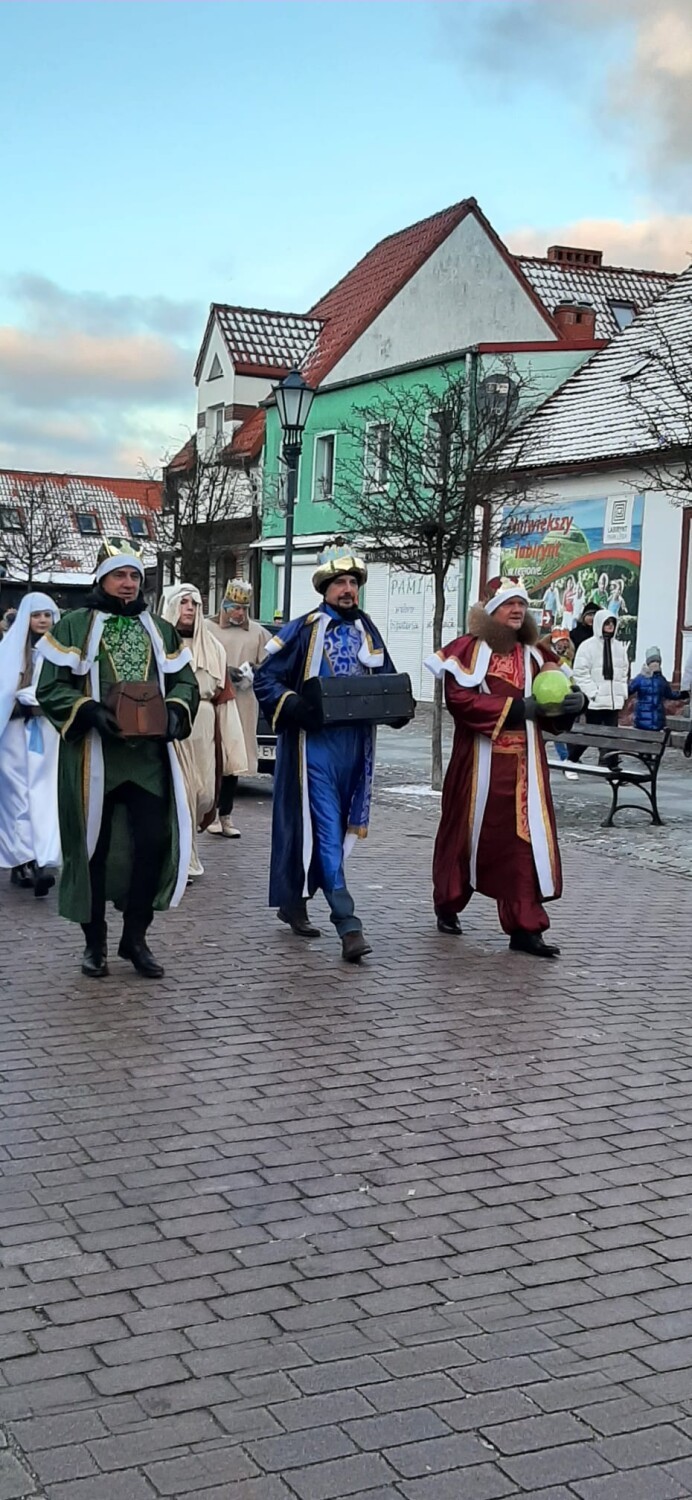 Orszak Trzech Króli w Łebie. Inscenizacja przy parafii Misjonarzy i Oblatów Maryi Niepokalanej [ZDJĘCIA]