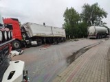 Wypadek w Zarzeczu. Zderzenie dwóch ciężarówek. Droga jest całkowicie zablokowana