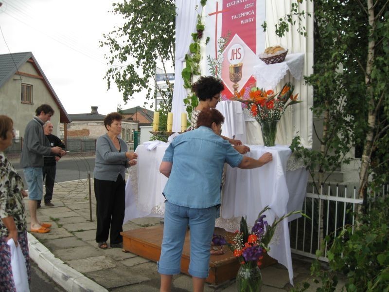 Mieszkańcy Gorzkowic kończą przygotowywanie ołtarza Bożego...