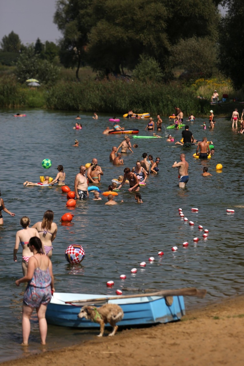 Tłumy krakowian na kąpielisku w Przylasku Rusieckim