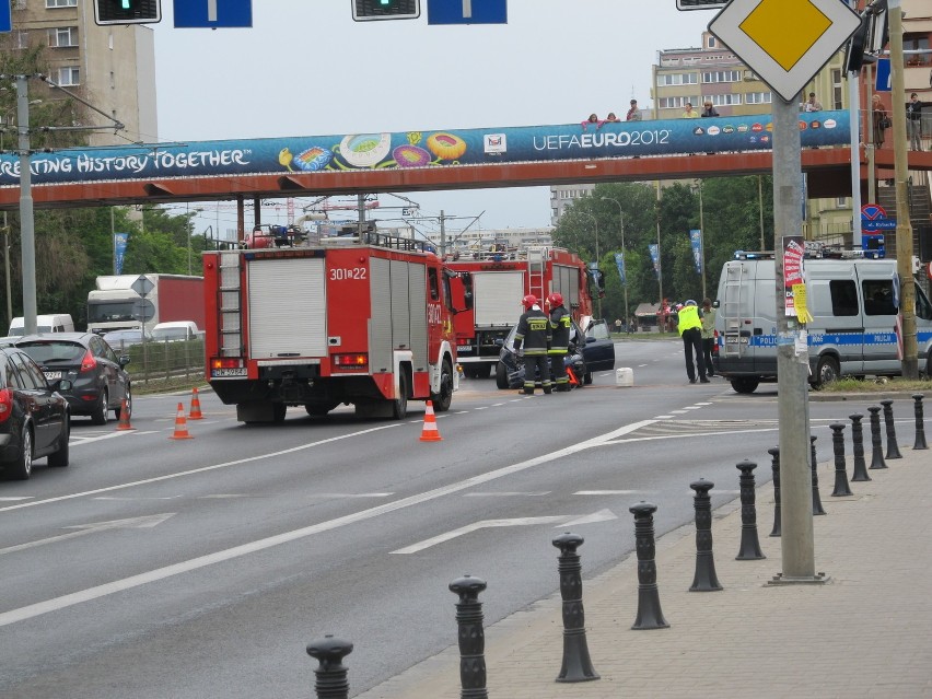 Wrocław: Zderzenie na Legnickiej, dwie osoby ranne (ZDJĘCIA)