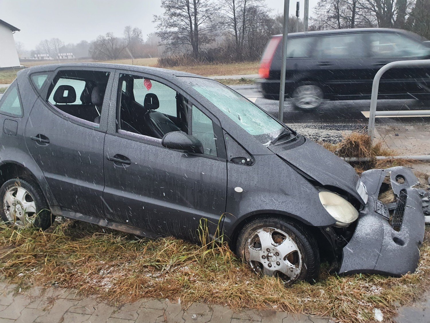 Sękowo. Samochód po kolizji leży od tygodnia w rowie. Co