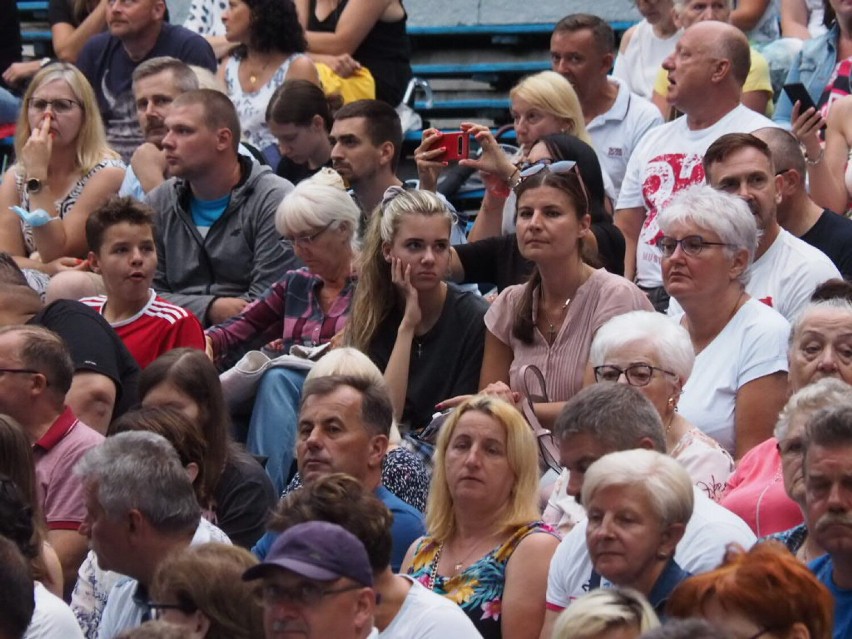 We wtorkowy wieczór na scenie amfiteatru w Kołobrzegu...