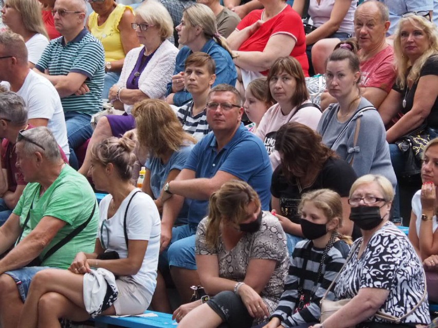 We wtorkowy wieczór na scenie amfiteatru w Kołobrzegu...