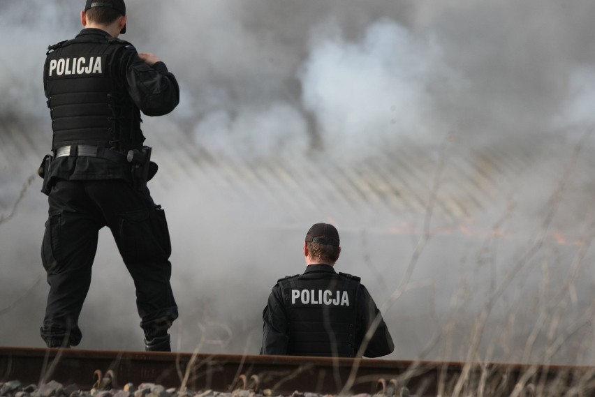 Pożar hali w Gdyni: Spaliła się hala przy Vistalu (okolice ul. Hutniczej) ZDJĘCIA Z AKCJI