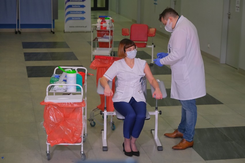 Szczepienia przeciwko Covid - 19. Pierwsza osoba w Polsce została szczepiona