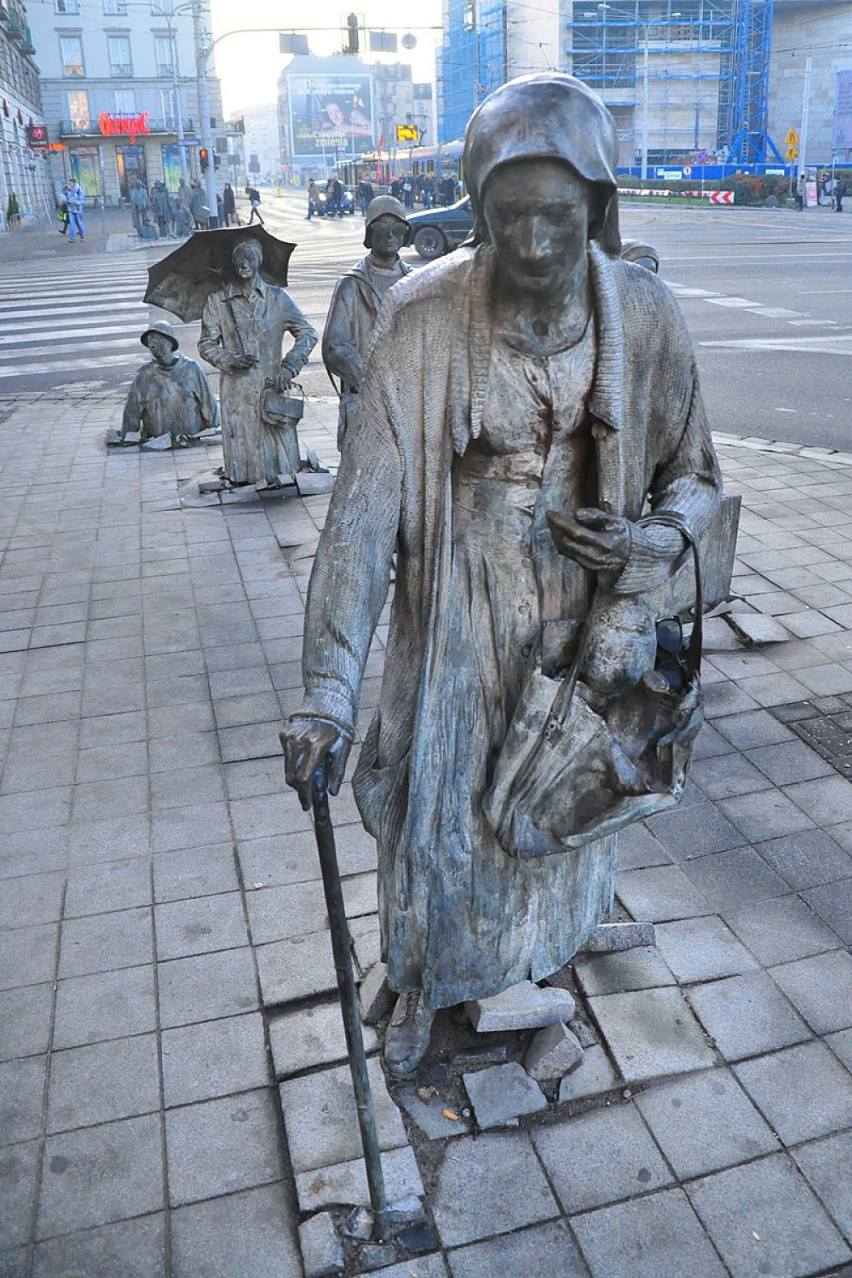 Wrocławskie pomniki: Ponury spacer z aparatem