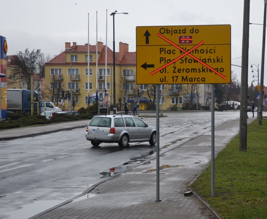 Podpatrzone. Objazdu w Malborku nie ma, a znaki i tablice wciąż stoją...