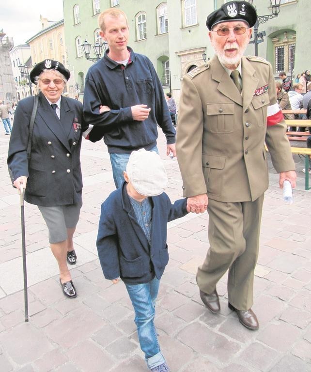 Patriotyzm powinien przejawiać się szacunkiem. Raperzy przypominają o losach Polaków