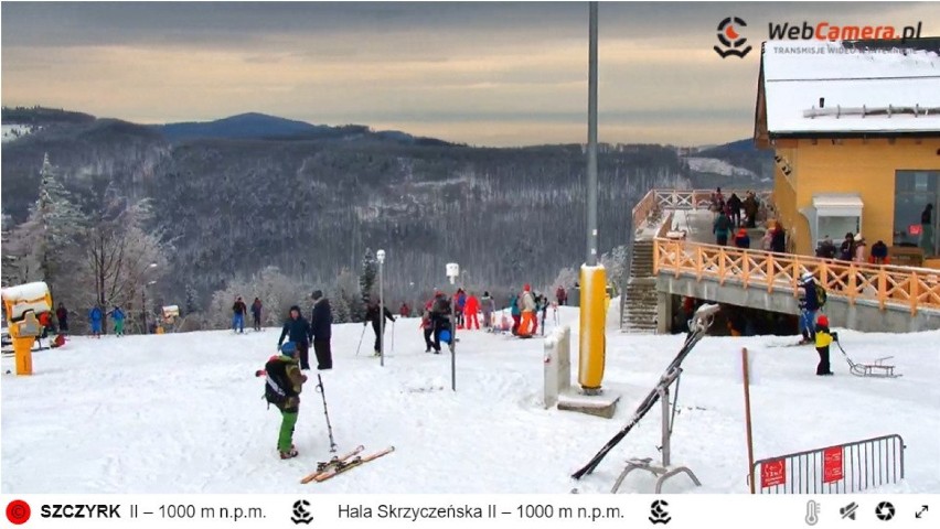 Ferie w Beskidach. Tłumy na stokach w Szczyrku. Spacery, skitury, sanki i "jabłuszka". A co z obostrzeniami?