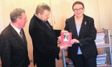 Kociewscy parlamentarzyści przekazali książki bibliotece