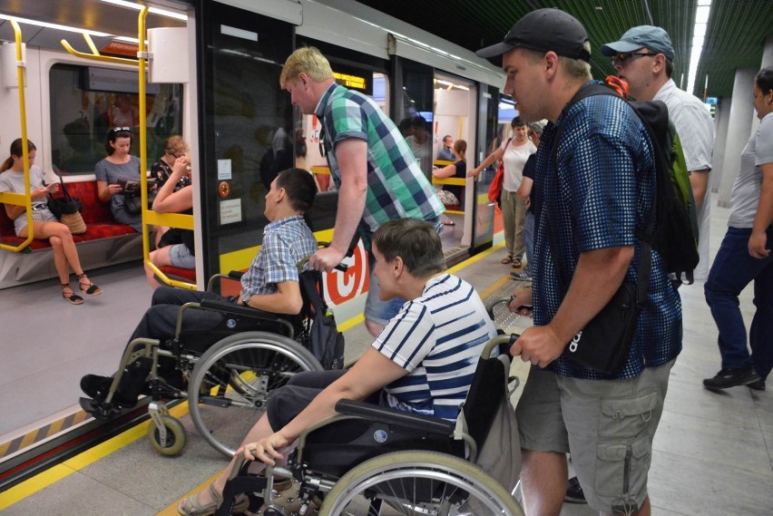 Wyjazd uczestników skierniewickich WTZ koleją do Warszawy. PKP wciąż nieprzyjazna dla osób niepełnosprawnych. Odpowiedź rzecznika