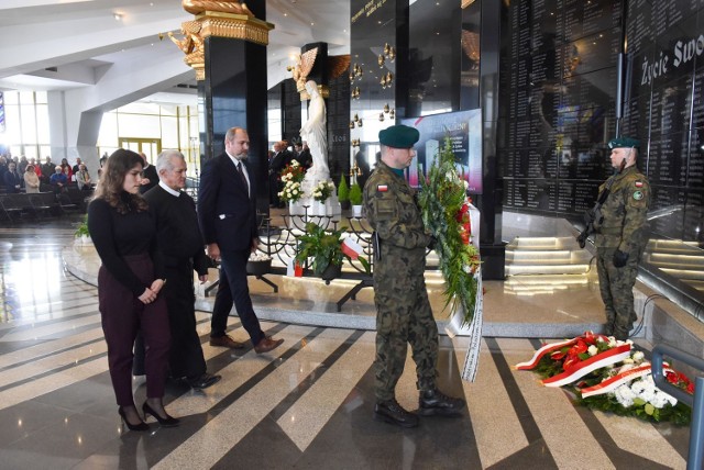 W uroczystości odsłonięcia tablic pamięci bohaterskich Polaków w Sanktuarium Najświętszej Maryi Panny Gwiazdy Nowej Ewangelizacji i św. Jana Pawła II w Toruniu brali udział, m.in. prof. Wojciech Polak, poseł i były minister rolnictwa Jan Krzysztof Ardanowski oraz m.in. dr Karol Nawrocki, prezes Instytutu Pamięci Narodowej