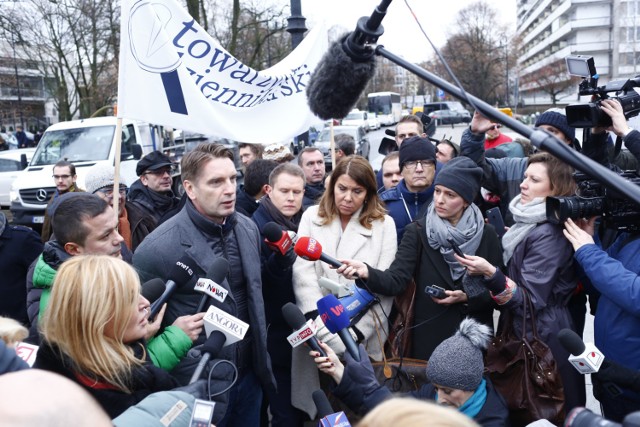 Protest dziennikarzy przed Sejmem. Manifestują sprzeciw wobec ograniczeń dla mediów [ZDJĘCIA]