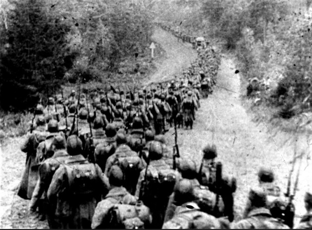 17 września 1939 roku. Kolumny piechoty sowieckiej wkraczające do Polski