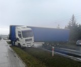 Wypadek w Przygodzicach: Tir wjechał do rowu