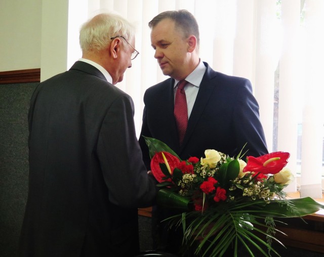 Po raz pierwszy w historii samorządu Rada Miasta w Piotrkowie głosowała nie tylko nad udzieleniem prezydentowi Krzysztowi Chojniakowi absolutorium za wykonanie budżetu w 2018, ale i wotum zaufania.
