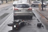 Wypadek na ulicy Kościuszki w Radomsku. Motorowerzysta uderzył w samochód