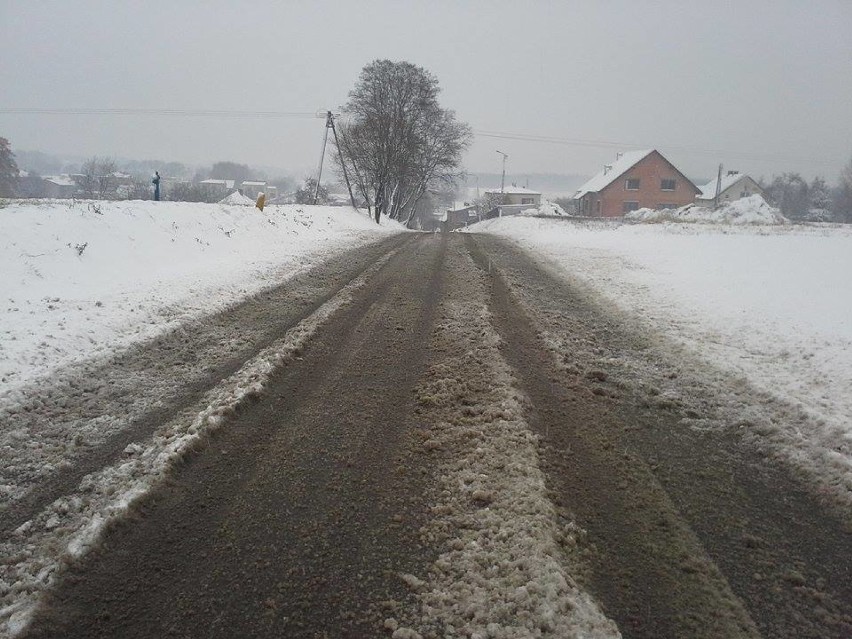 Na drogach jest śnieg i błoto pośniegowe