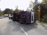 Myszków: Wywrócona ciężarówka na DW 791. Droga była zablokowana, na szczęście nikt nie ucierpiał [ZDJĘCIA]