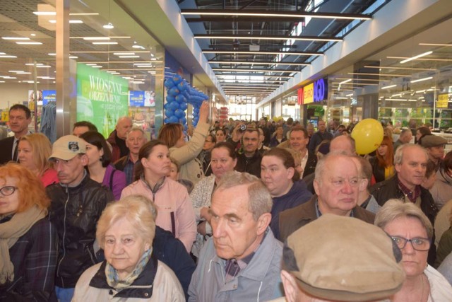 Zobacz zdjęcia z otwarcia Galerii Piastovej w Gnieźnie. To druga gnieźnieńska galeria. Pierwsza - Galeria Gniezno - znajduje się na Winiarach przy ul. Pałuckiej.


Zobacz moment otwarcia Galerii Piastovej w Gnieźnie:
