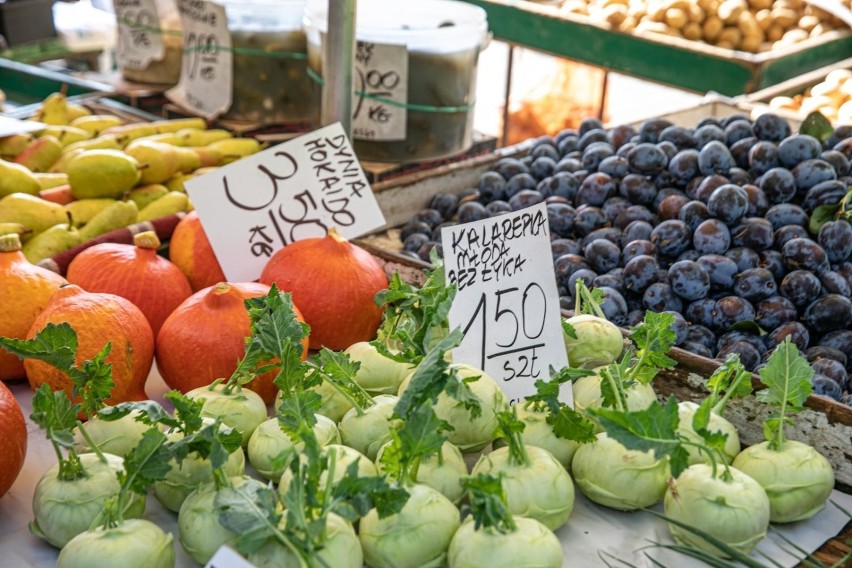 Kraków. Warzywa, owoce i grzyby coraz droższe. Zobacz ceny na placach targowych [ZDJĘCIA]