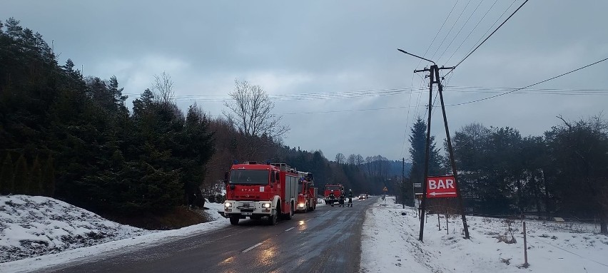 Doszczętnie spłonął dom strażaka z OSP Wojtkowa w pow. bieszczadzkim. Udało mu się wyjść z budynku, ale stracił wszystko [ZDJĘCIA]