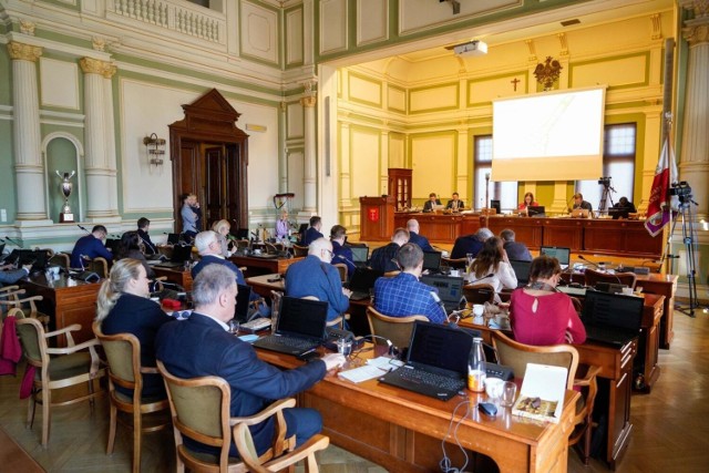 Ile wynoszą zarobki brutto pomorskich urzędników? Sprawdź galerię i przekonaj się, czy praca w urzędzie jest tą, o której marzysz.