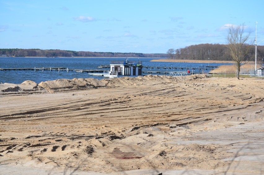 Sława: Nad jeziorem budują nową plażę. ZOBACZ ZDJĘCIA 