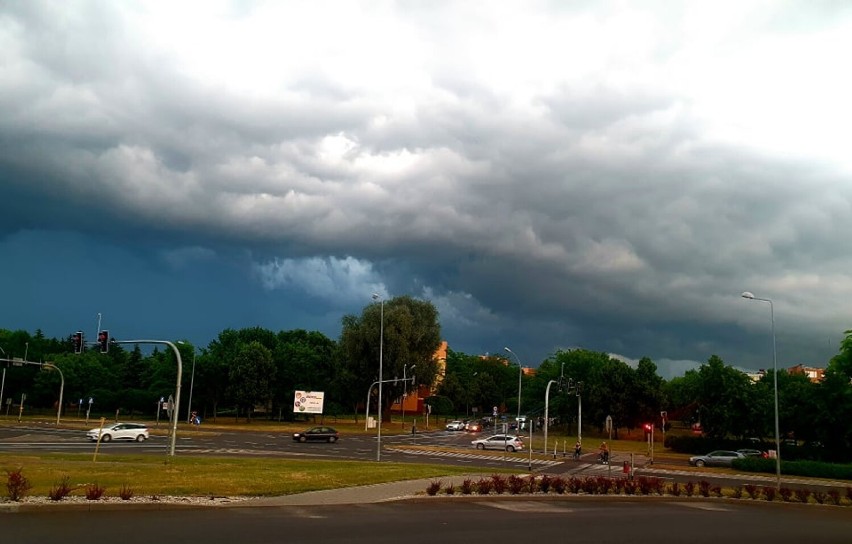 Niebo nad Piotrkowem i powiatem przed burzą i po burzy...