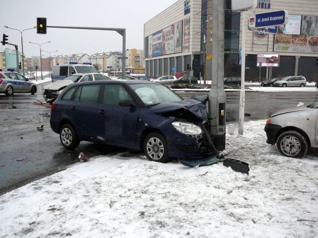 Wypadek przy galerii Wisła w Płocku. Cztery osoby przewiezione do szpitala