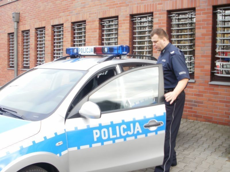 Sopot: Nowy radiowóz na parkingu przez Komendą Miejską Policji