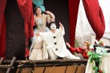 "Komedianci" w Zamościu. Już dzisiaj Warszawski Teatr Pantomimy MIMO zaprasza na swój spektakl na scenę przed schodami  ratusza [ZAPOWIEDŹ]