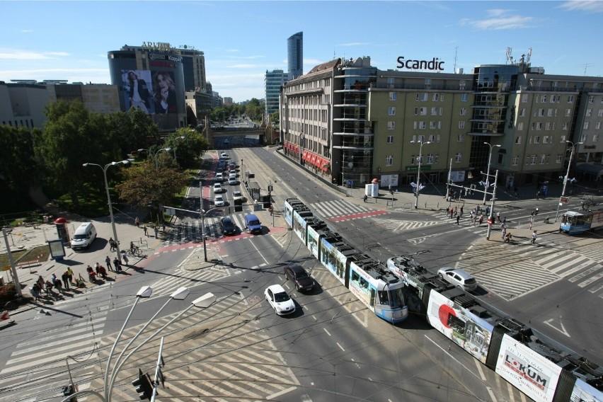 Do przystanku Arkady (Capitol) od strony hotelu Scandic...