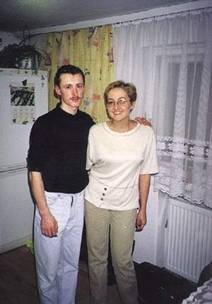 Marta Tomczak z Adamem Małyszem tuż po wykonaniu odlewu twarzy mistrza. (Zdjęcie pochodzi z prywatnych zbiorów artystki)